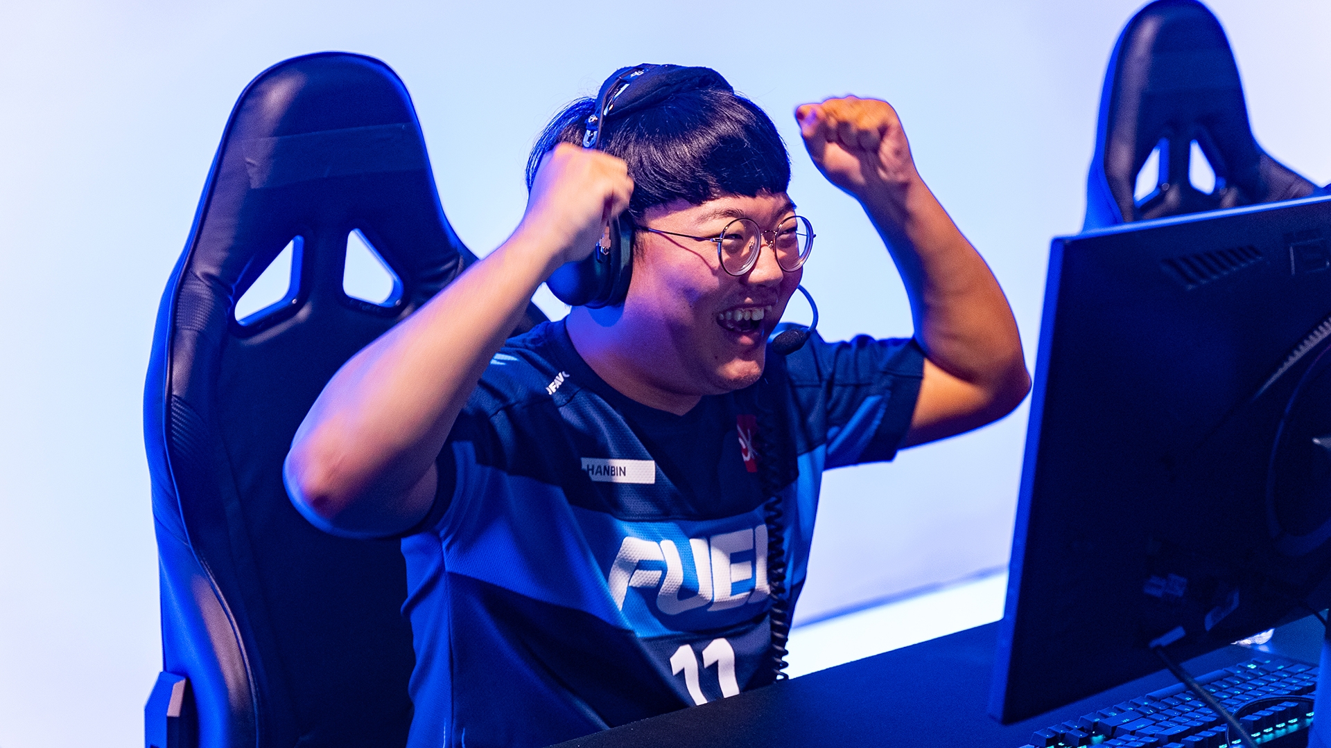 Hanbin chearing at computer