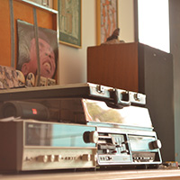 a picture of a stereo and receiver next to a speaker
