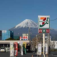 A Japanese 7-11 in front of Moutn Fuji 