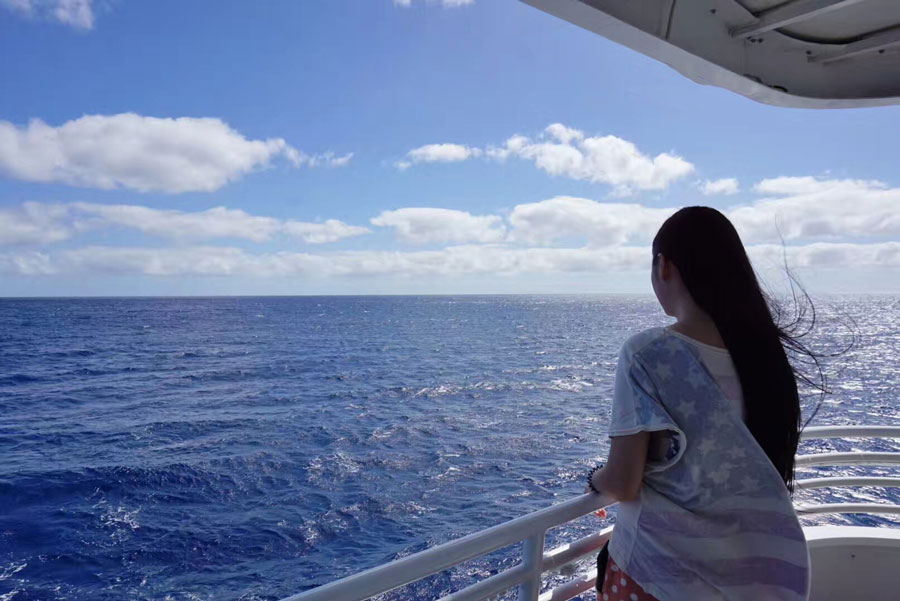 This image show how clean the ocean how blue the ocean, we can enjoy it .