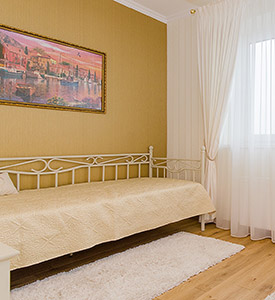 Gold yellow wall in bedroom