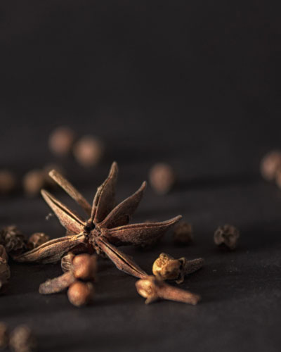 picture of cloves in dark background