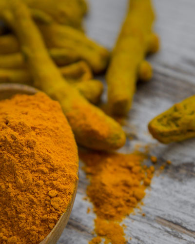 picture of tumeric root and tumeric powder